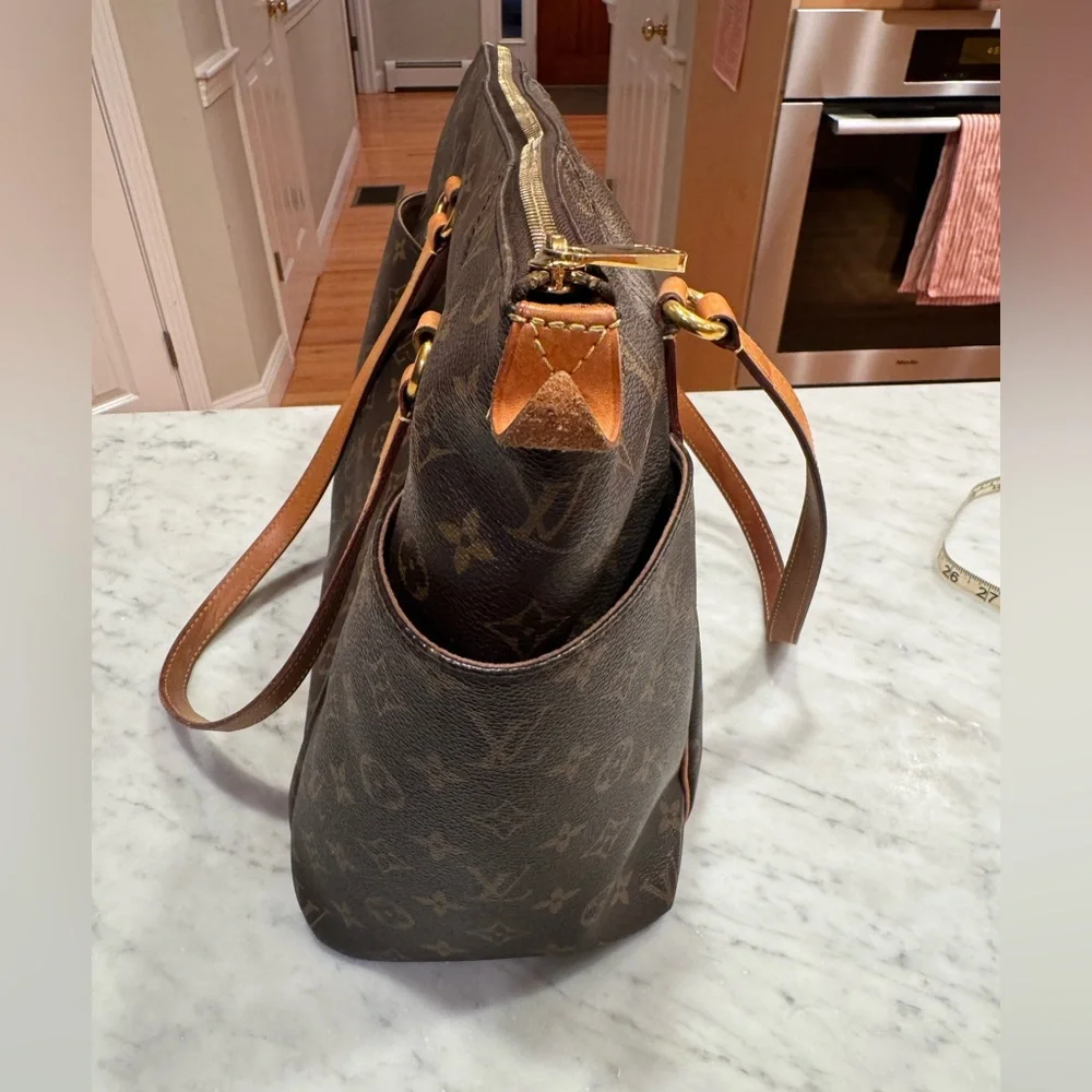 Louis Vuitton Monogram Leather Totally PM with Zipper Closure - Picture 9 of 10
